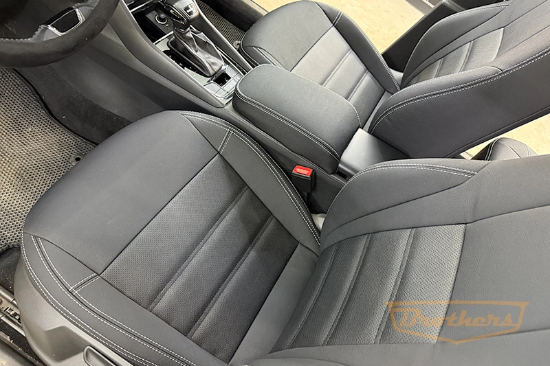 Чехлы на Skoda Karoq, 2017 - н.в. серии "Aurora" - серая строчка