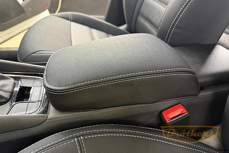 Чехлы на Skoda Karoq, 2017 - н.в. серии "Aurora" - серая строчка