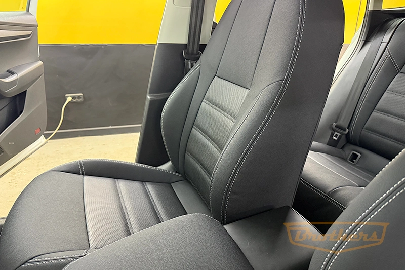 Чехлы на Skoda Karoq, 2017 - н.в. серии "Aurora" - серая строчка