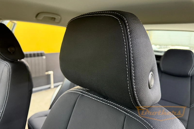 Чехлы на Skoda Karoq, 2017 - н.в. серии "Aurora" - серая строчка