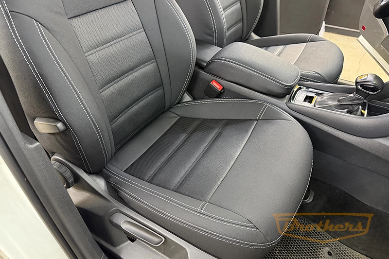 Чехлы на Skoda Karoq, 2017 - н.в. серии "Aurora" - серая строчка