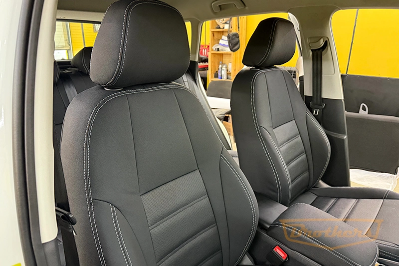 Чехлы на Skoda Karoq, 2017 - н.в. серии "Aurora" - серая строчка