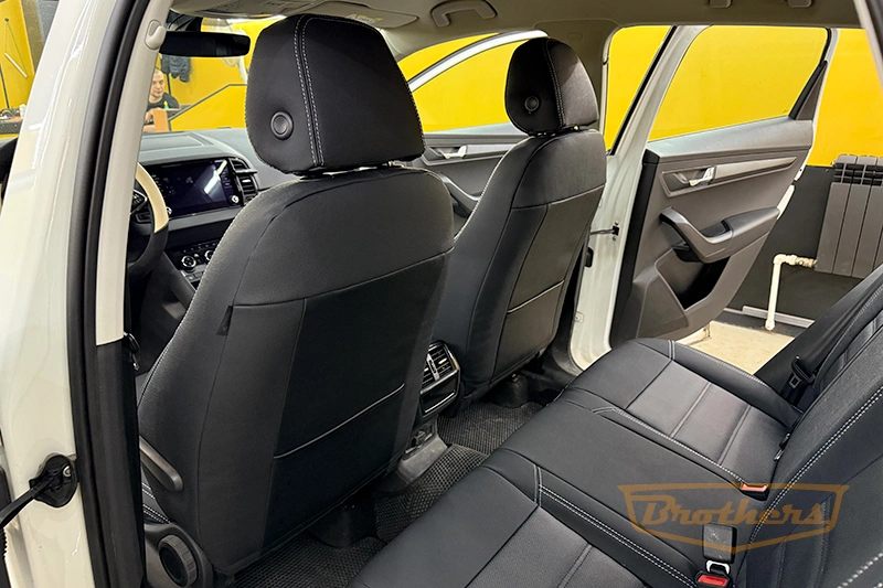 Чехлы на Skoda Karoq, 2017 - н.в. серии "Aurora" - серая строчка