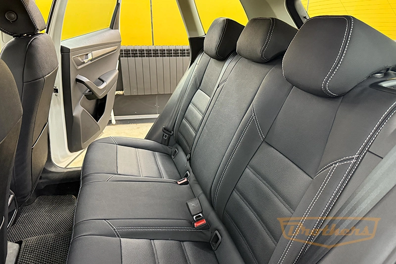 Чехлы на Skoda Karoq, 2017 - н.в. серии "Aurora" - серая строчка