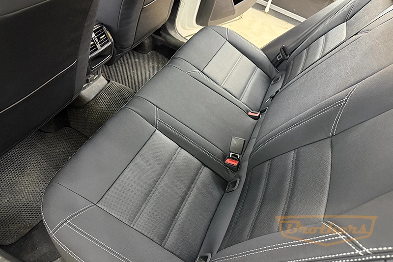 Чехлы на Skoda Karoq, 2017 - н.в. серии "Aurora" - серая строчка