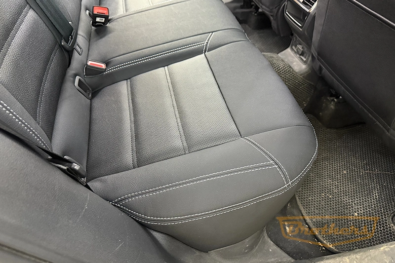 Чехлы на Skoda Karoq, 2017 - н.в. серии "Aurora" - серая строчка