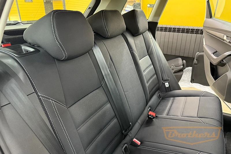 Чехлы на Skoda Karoq, 2017 - н.в. серии "Aurora" - серая строчка