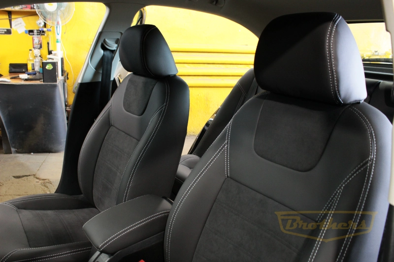 Чехлы на сидения Шкода Октавия А5 с алькантарой и серой двойной строчкой - фото салона автомобиля