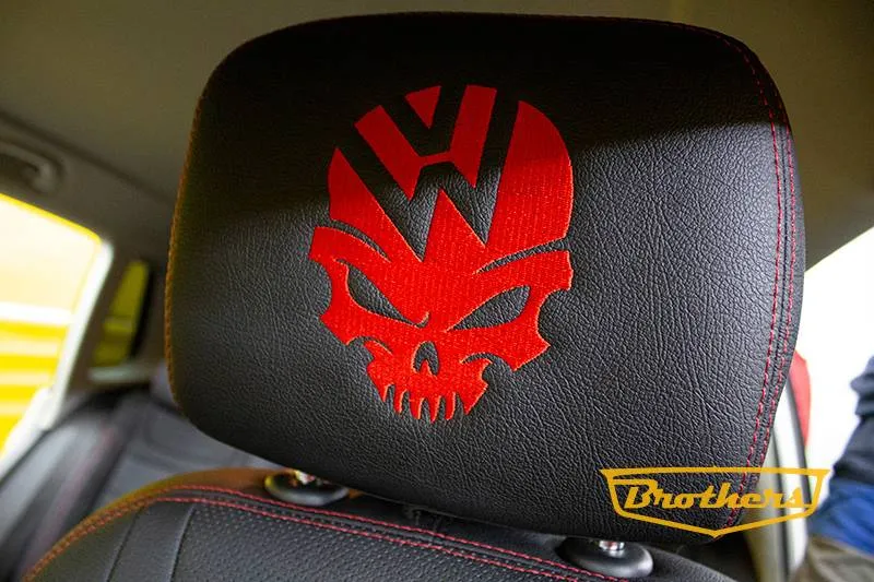 Чехлы на Volkswagen Tiguan, серии "Aurora" - красная строчка с логотипом