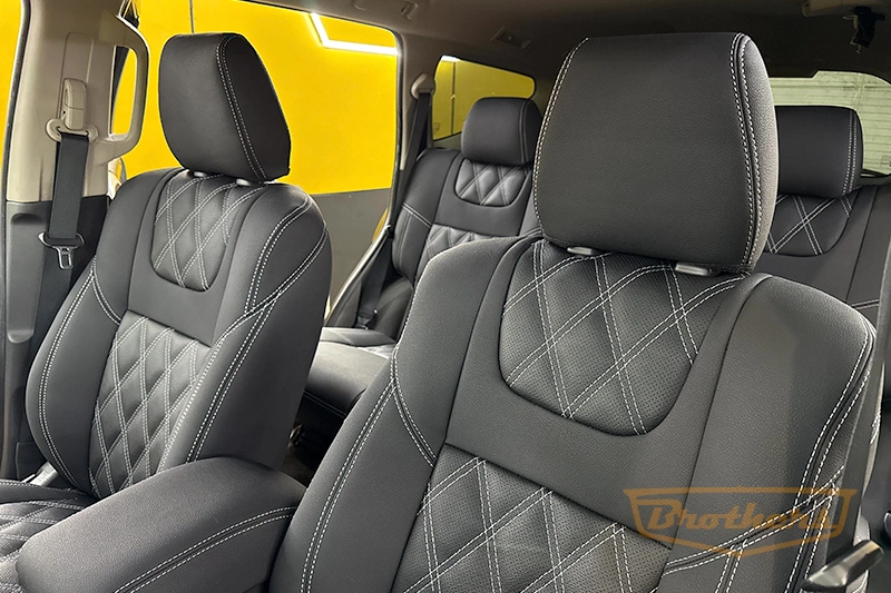 Чехлы на Mitsubishi Pajero Sport 3, серии "Aurora" с ромбами - серая строчка