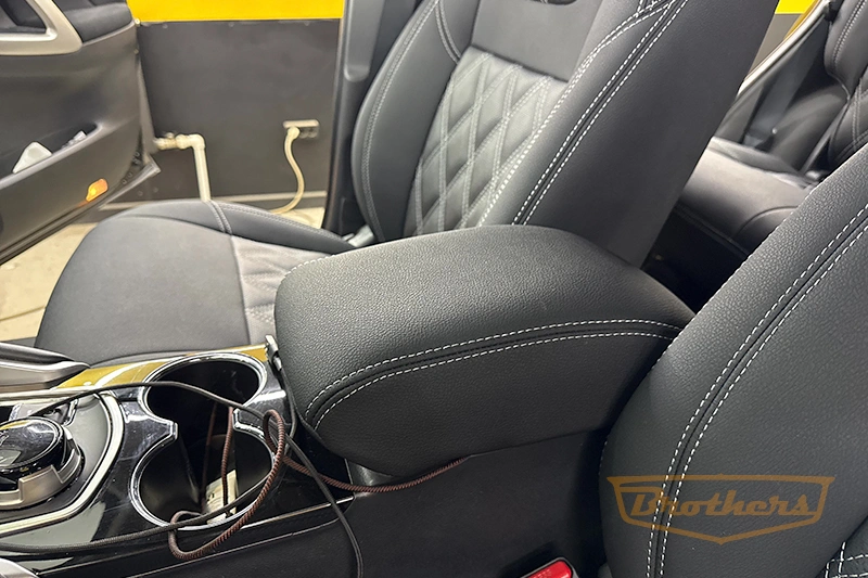 Чехлы на Mitsubishi Pajero Sport 3, серии "Aurora" с ромбами - серая строчка