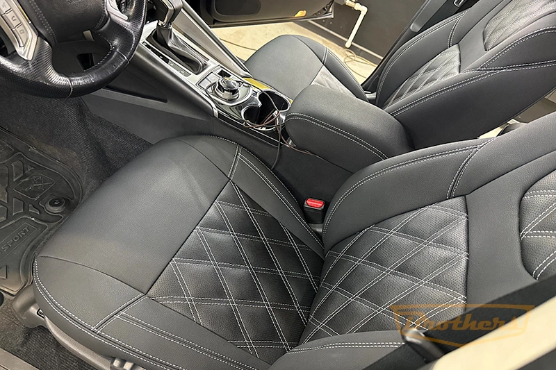 Чехлы на Mitsubishi Pajero Sport 3, серии "Aurora" с ромбами - серая строчка