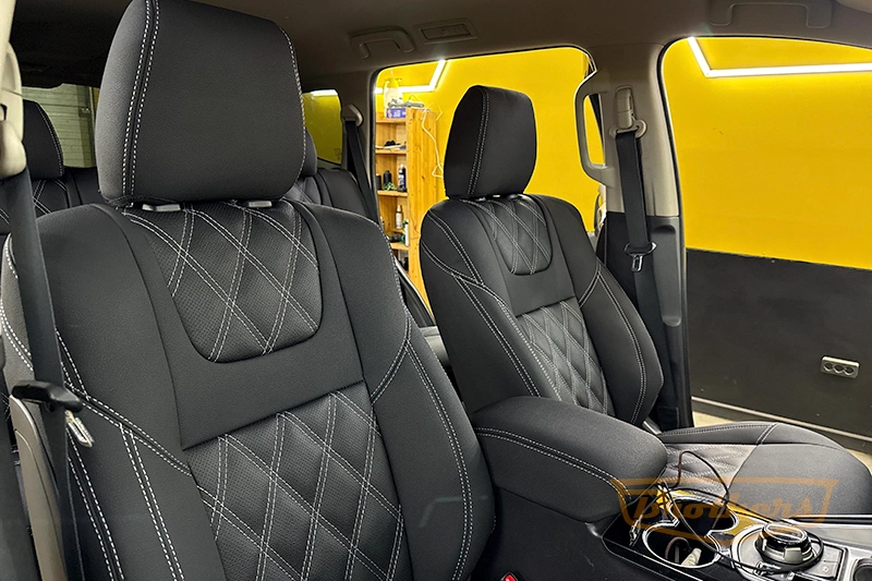 Чехлы на Mitsubishi Pajero Sport 3, серии "Aurora" с ромбами - серая строчка