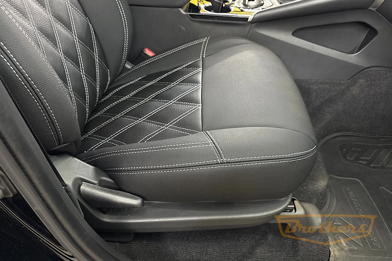 Чехлы на Mitsubishi Pajero Sport 3, серии "Aurora" с ромбами - серая строчка