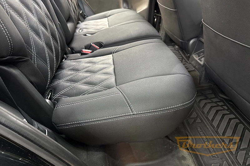 Чехлы на Mitsubishi Pajero Sport 3, серии "Aurora" с ромбами - серая строчка