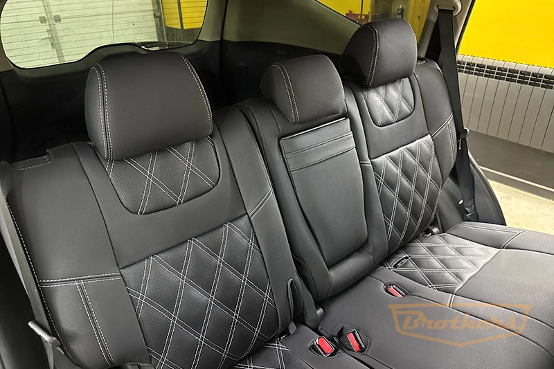 Чехлы на Mitsubishi Pajero Sport 3, серии "Aurora" с ромбами - серая строчка