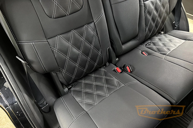 Чехлы на Mitsubishi Pajero Sport 3, серии "Aurora" с ромбами - серая строчка